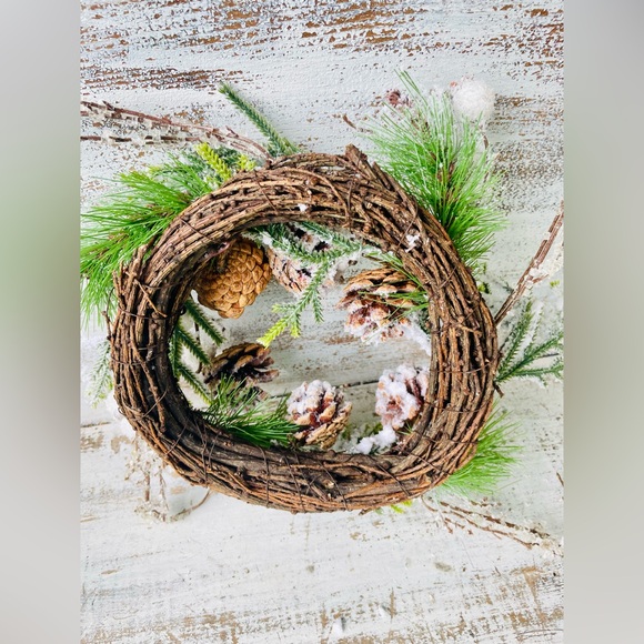 Flocked Berry Pine Wreath - Picture 7 of 12